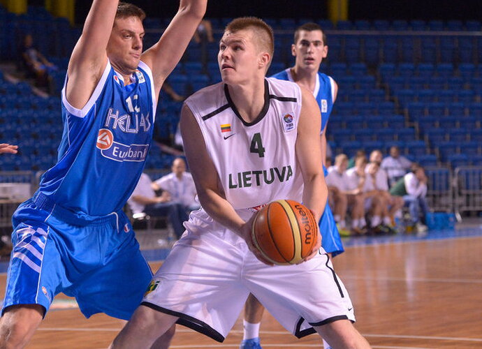 Ž.Riauka pradeda profesionalo kelią (FIBA Europe nuotr.)