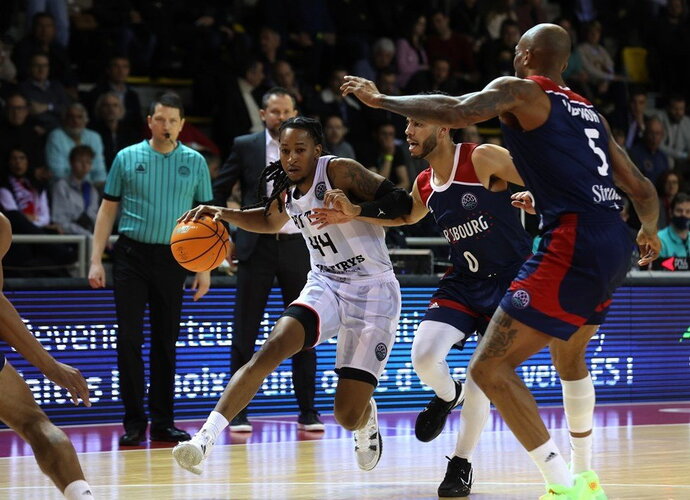 K.Smithas atliko svarbų rezultatyvų perdavimą (FIBA Europe nuotr.)