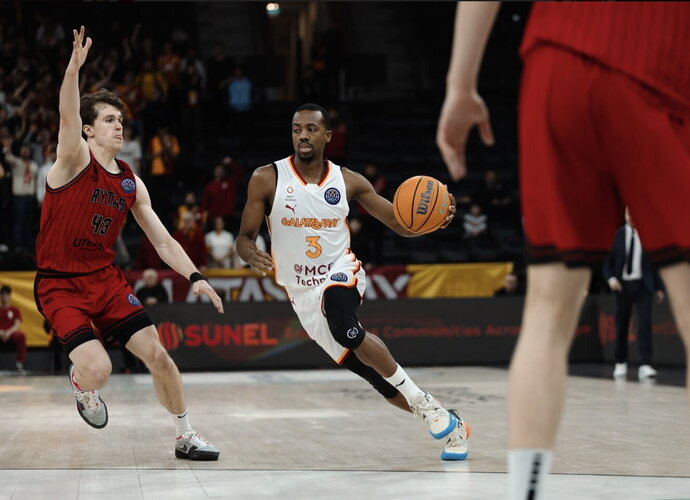 E.McCollumas apgynė PAO savininką (FIBA nuotr.)