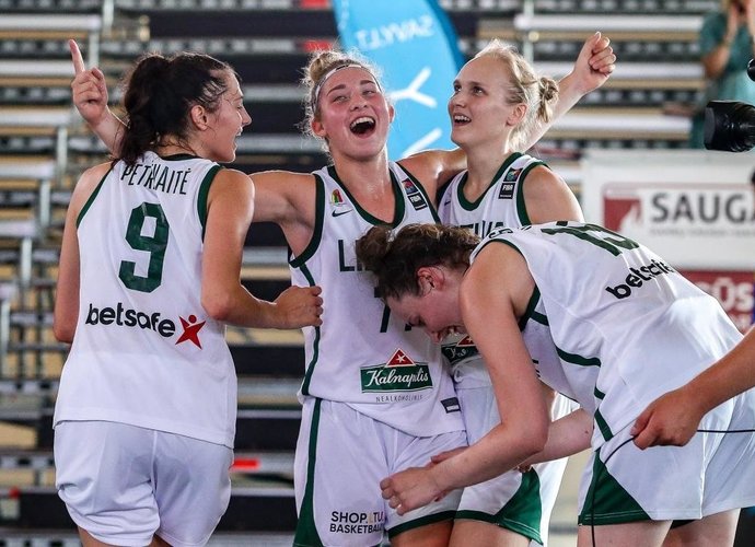 Merginos rinko pergales (3x3 krepšinio asociacijos nuotr.)