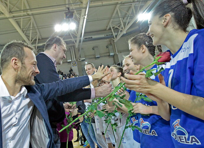 A.Sabonis krepšininkėms įteikė gėles (Foto: Augustas Didžgalvis)