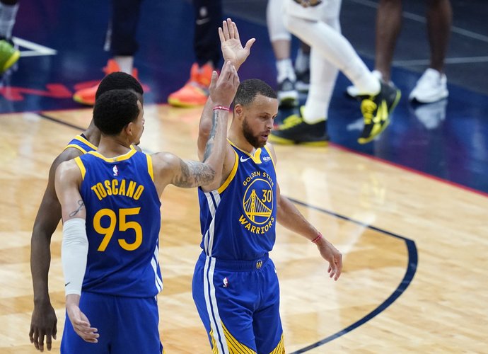S.Curry pataikė aštuonis tritaškius (Scanpix nuotr.)