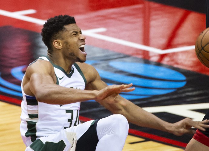 G.Antetokounmpo patyrė traumą verždamasis link krepšio (Scanpix nuotr.)