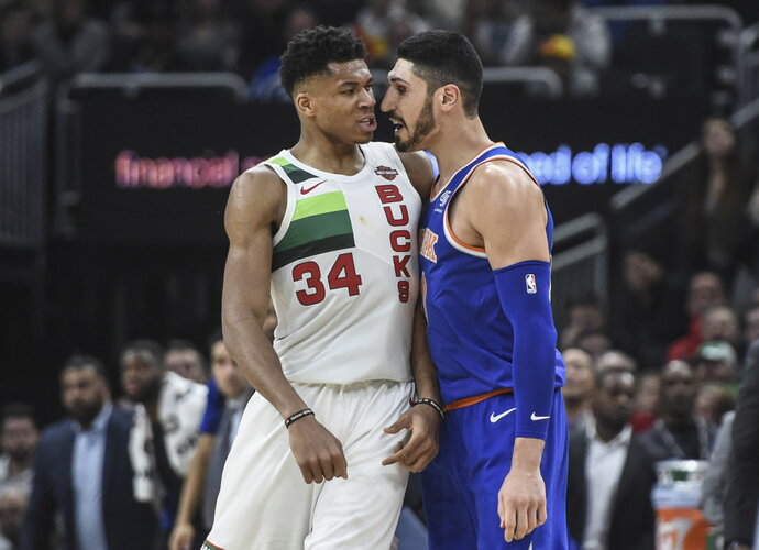 G.Antetokounmpo išsiuntė E.Kanterį iš aikštės (Scanpix nuotr.)