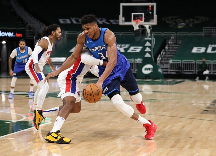 G.Antetokounmpo buvo itin sunkiai sulaikomas (Scanpix nuotr.)