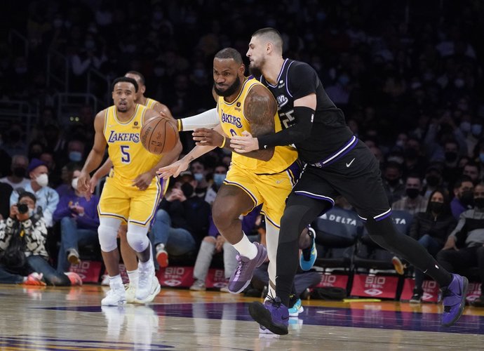 L.Jamesas nuvedė „Lakers“ į trečiąją pergalę paeiliui (Scanpix nuotr.)