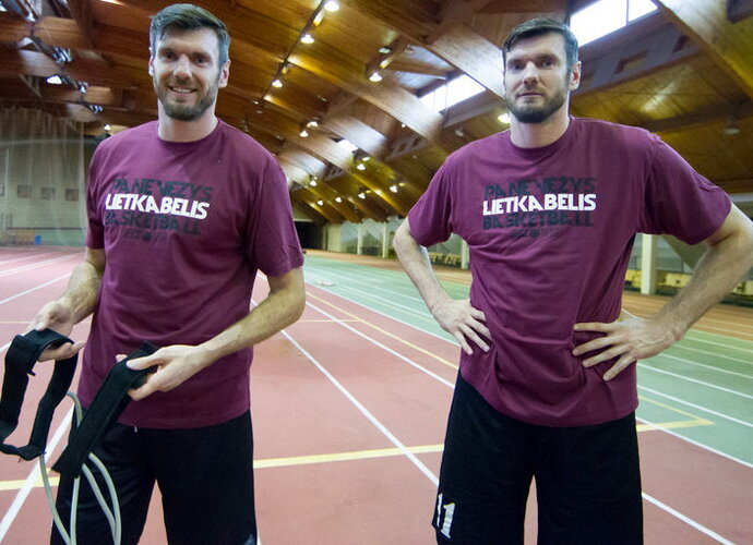 Broliai Lavrinovičiai jau pasimatavo „Lietkabelio“ marškinėlius (www.kavolelis.lt)