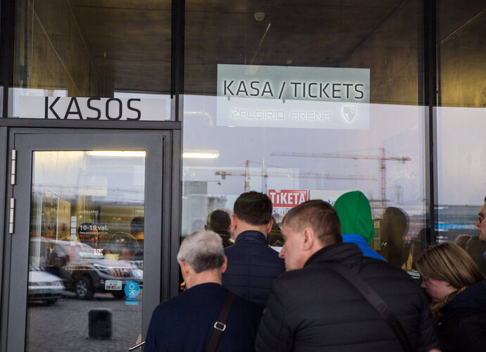 Nespėję įsigyti bilietų kasoje ar internetu, pasiruošę „išgelbėti“ perpardavinėtojai (BNS nuotr.)