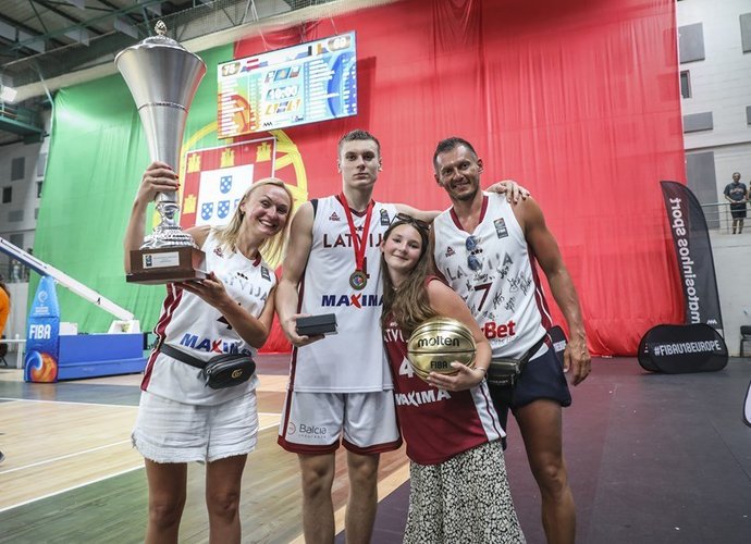 Blūmų šeimyna džiaugiasi titulais (FIBA nuotr.)