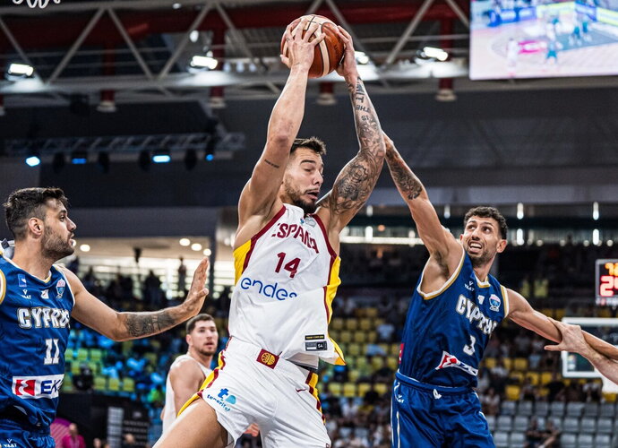W.Hernangomezas buvo sunkiai sulaikomas (FIBA nuotr.)