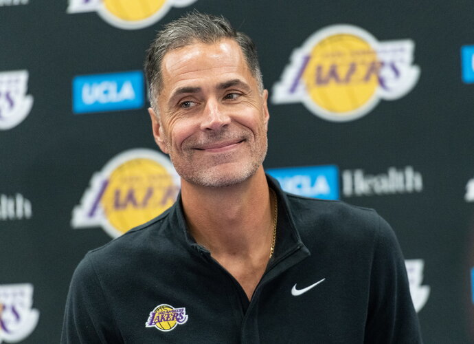 R.Pelinka tęs darbus (Scanpix nuotr.)