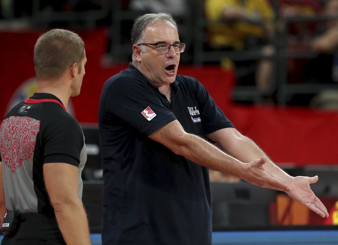 Th.Skourtopoulos nesuprato, kaip N.Calathesas per 37 minutes išprovokavo tik vieną pražangą (FIBA nuotr.)