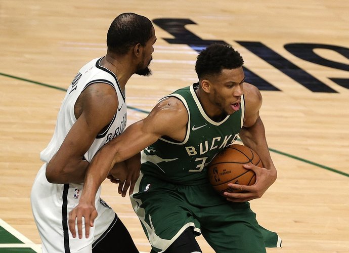 G.Antetokounmpo pranoko K.Durantą (Scanpix nuotr.)