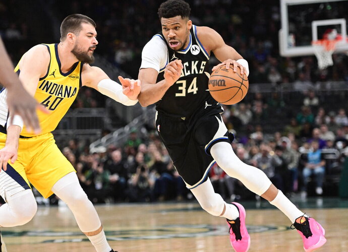 G.Antetokounmpo krenta iš rikiuotės (Scanpix nuotr.)