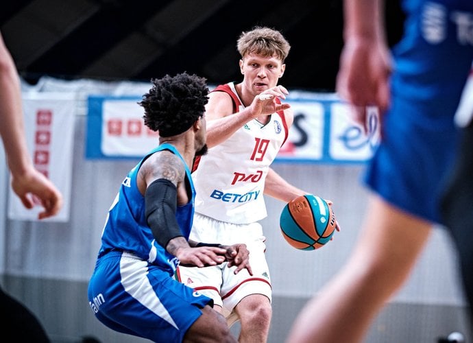 Kuzminskas puikiai grūmėsi dėl atšokusių kamuolių (Nuotr. Vtb-league.com nuotr.)