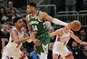 G.Antetokounmpo dominavo prieš Arizonos klubą (Scanpix nuotr.)