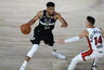 G.Antetokounmpo neskuba ištikimybės patvirtinti parašu (Scanpix nuotr.)