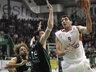 K.Lavrinovičius su „Montepaschi“ nukovė „Olympiacos“ ekipą, kuri turėjo namų aikštės pranašumą (Scanpix nuotr.)