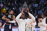 G.Antetokounmpo po rungtynių kėlė vaiką, jo bendraklubis – MVP statulėlę (Scanpix nuotr.)