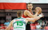 A.Valeika džiaugiasi turėdamas Š.Marčiulionio parašą (Fotodiena.lt)