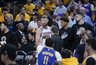 D.Sabonis praleido smūgį alkūne (Scanpix nuotr.)